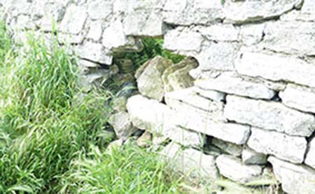 Cleadon Hill walls before repair